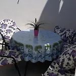 Apartman Mini Petra - Purple & With Kitchen And Garden