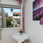 Apartman Mini Petra - Purple & With Kitchen And Garden *