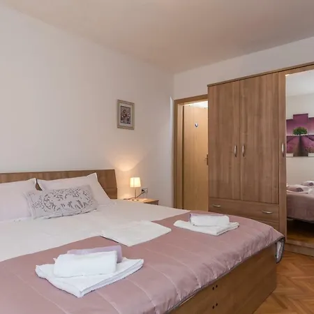 Appartement Mini Petra - Purple & With Kitchen And Garden
