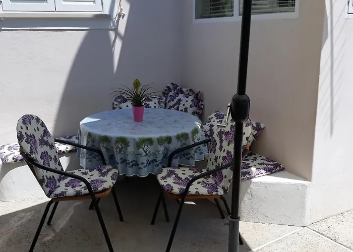 Mini Petra - Purple & With Kitchen And Garden