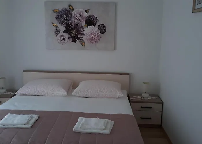 Mini Petra - Purple & With Kitchen And Garden