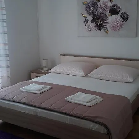 アパート Mini Petra - Purple & With Kitchen And Garden ドゥブロブニク