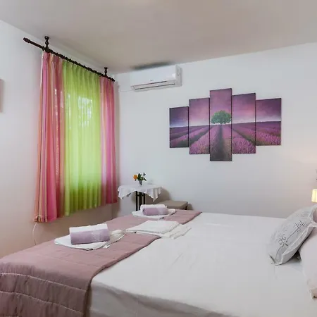 아파트 Mini Petra - Purple & With Kitchen And Garden 두브로브니크